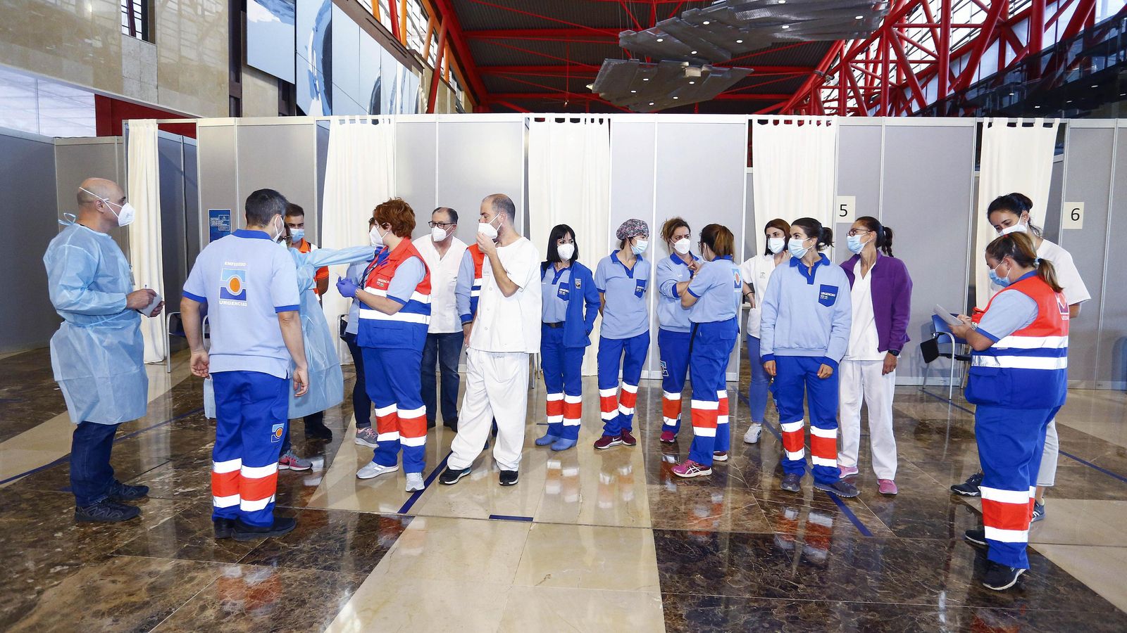 Sanitarios que participan en la vacunación masiva del Fycma.