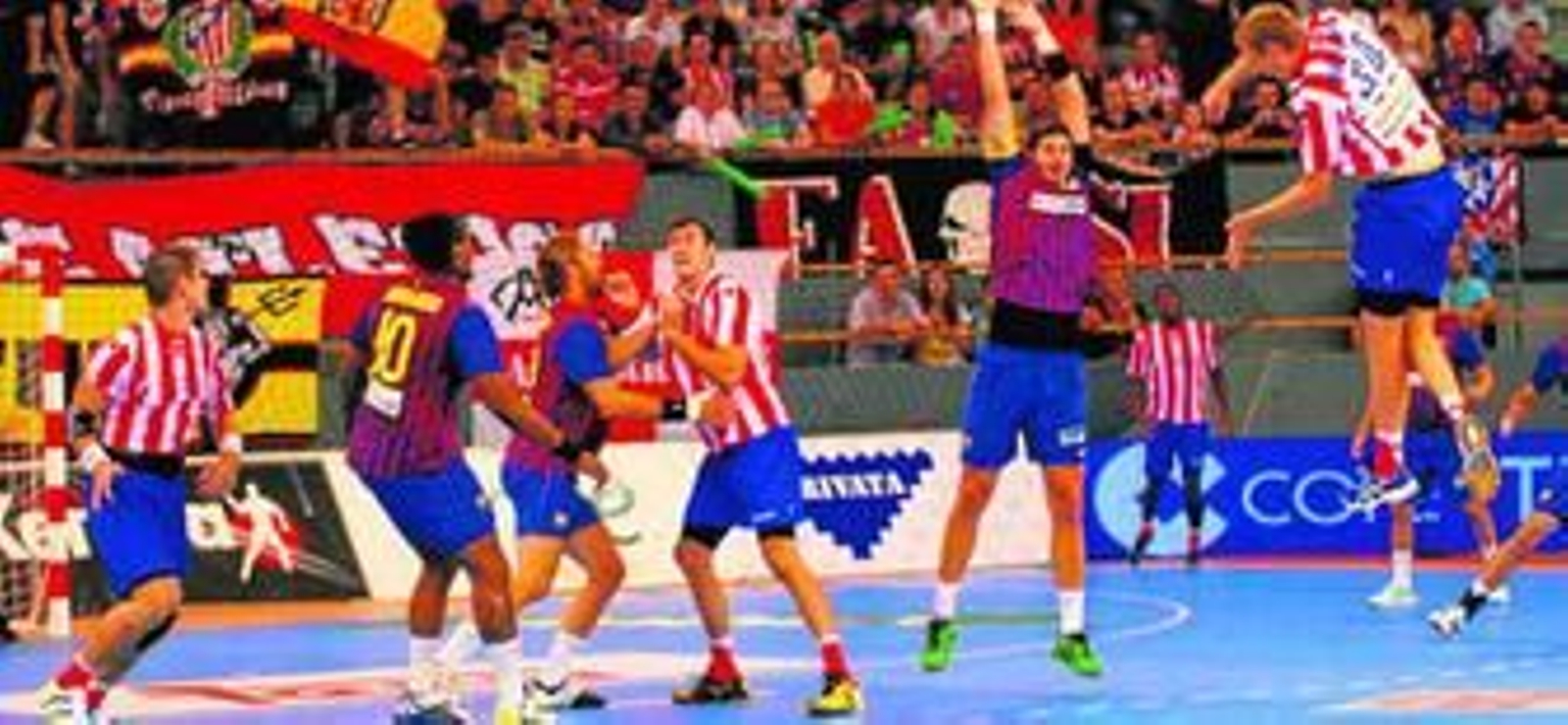 Markussen lanza a puerta ante la mirada de compañeros y rivales.