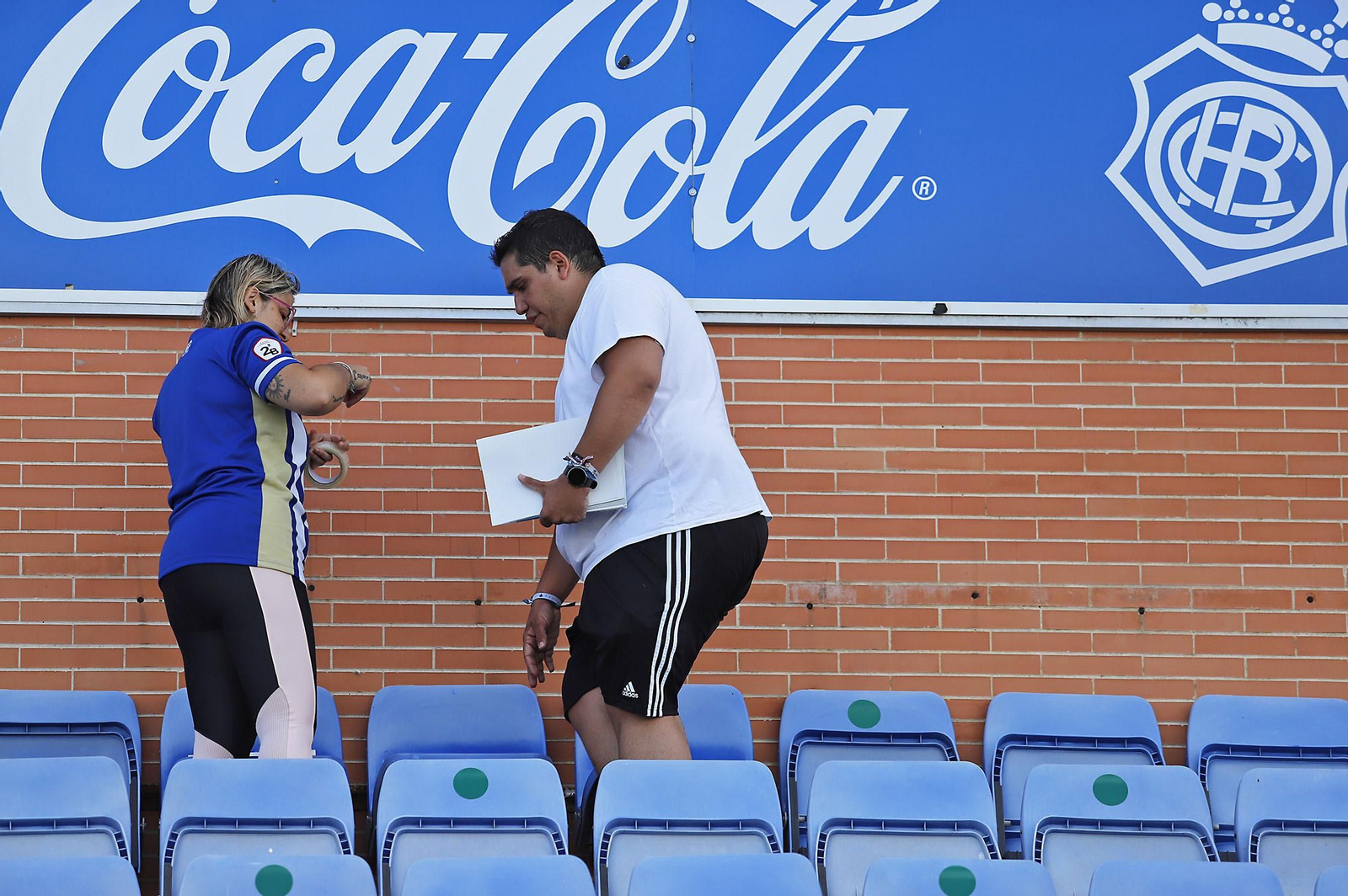 Los aficionados preparan el mosaico del partido del ascenso Recreativo de Huelva-Cacereño