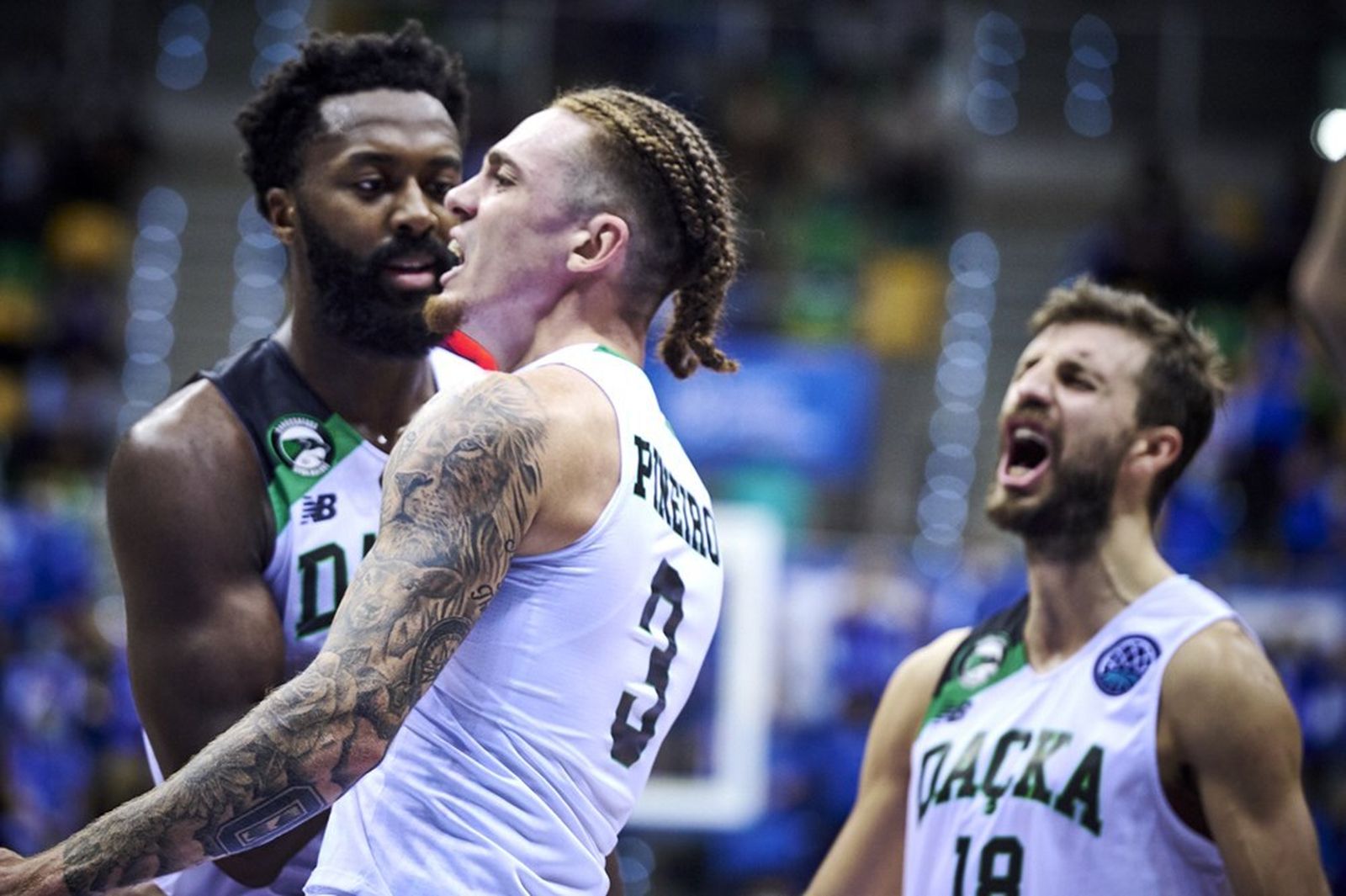 Jugadores del Darussafaka celebran la victoria en Burgos.