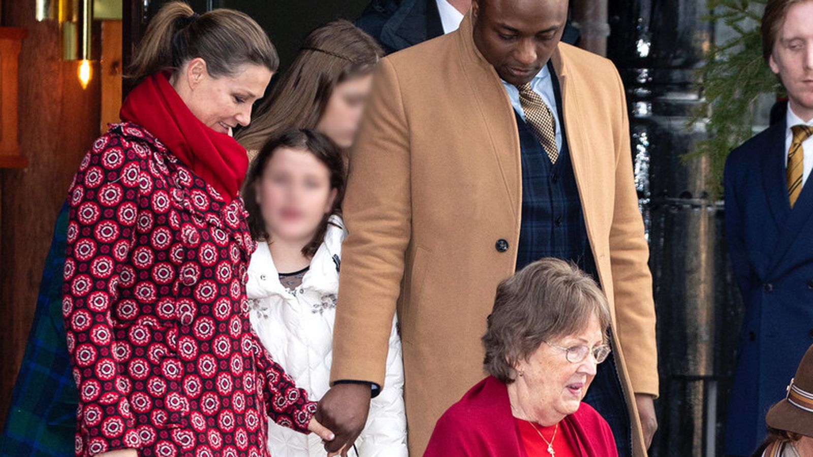 Marta Luisa y su pareja, con las hijas de ellas, tras salir de un oficio religioso.