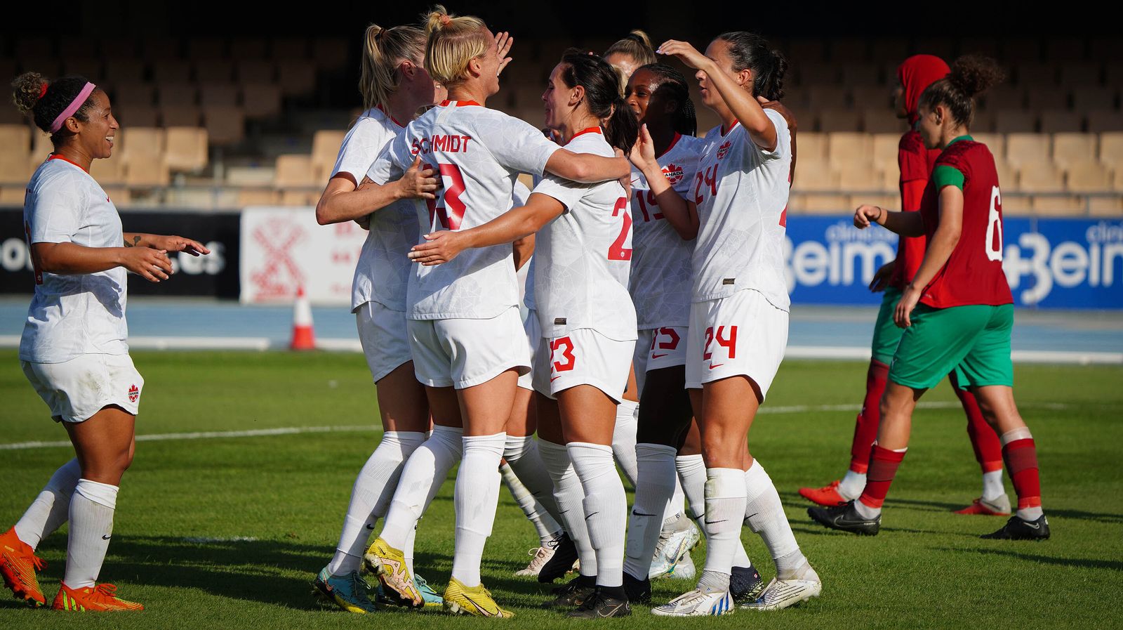 Las canadienses celebran el 1-0.