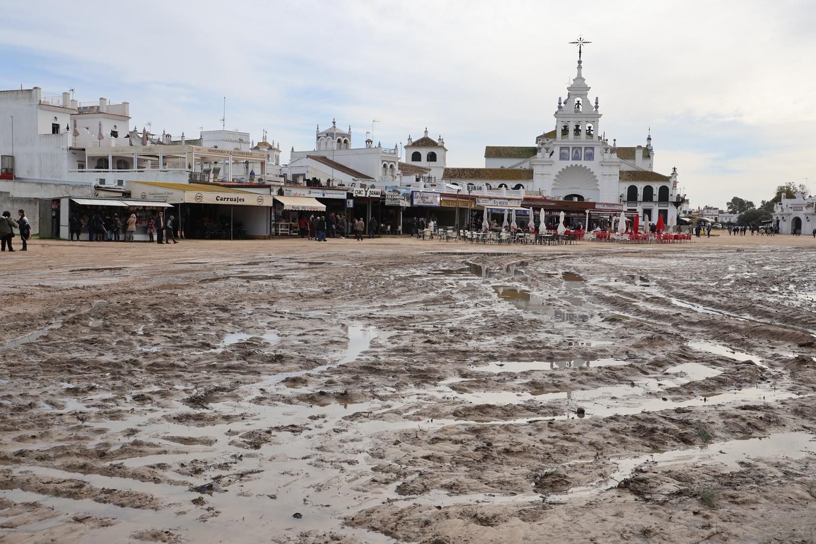 El Rocío tras la inundación de este sábado por la borrasca Marta: fotografías de las calles anegadas en la aldea
