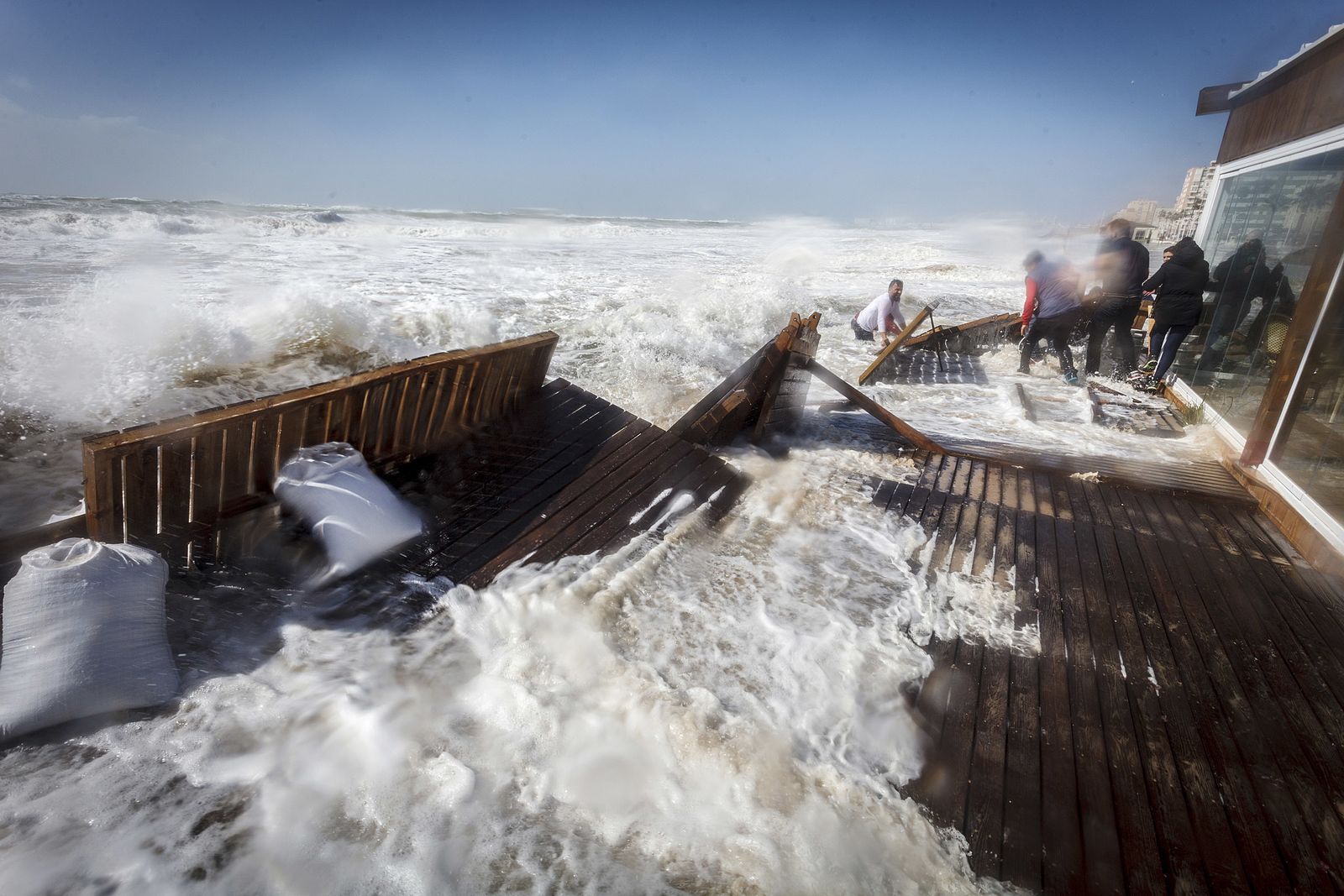 Los efectos de la tormenta 'Emma' se dejaron notar en las playas.
