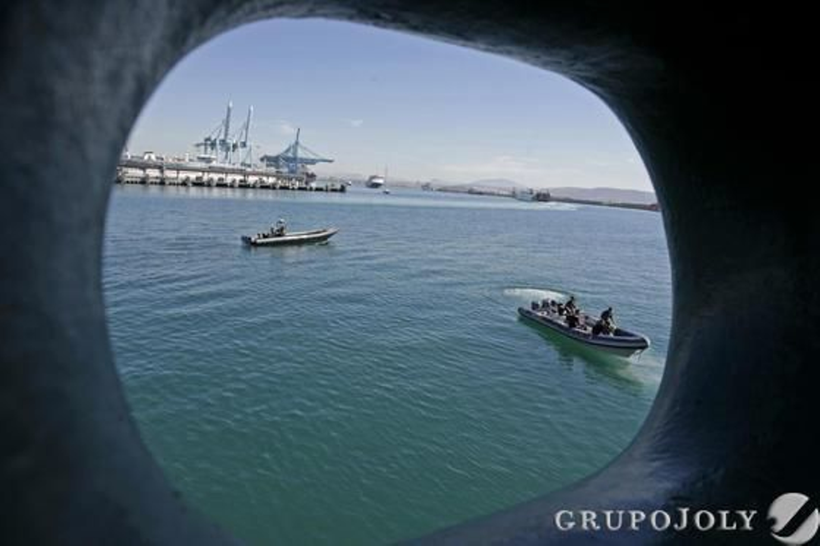 Don Juan Carlos muestra su apoyo a los pescadores y a la Guardia Civil por el trabajo que realizan./Erasmo Fenoy