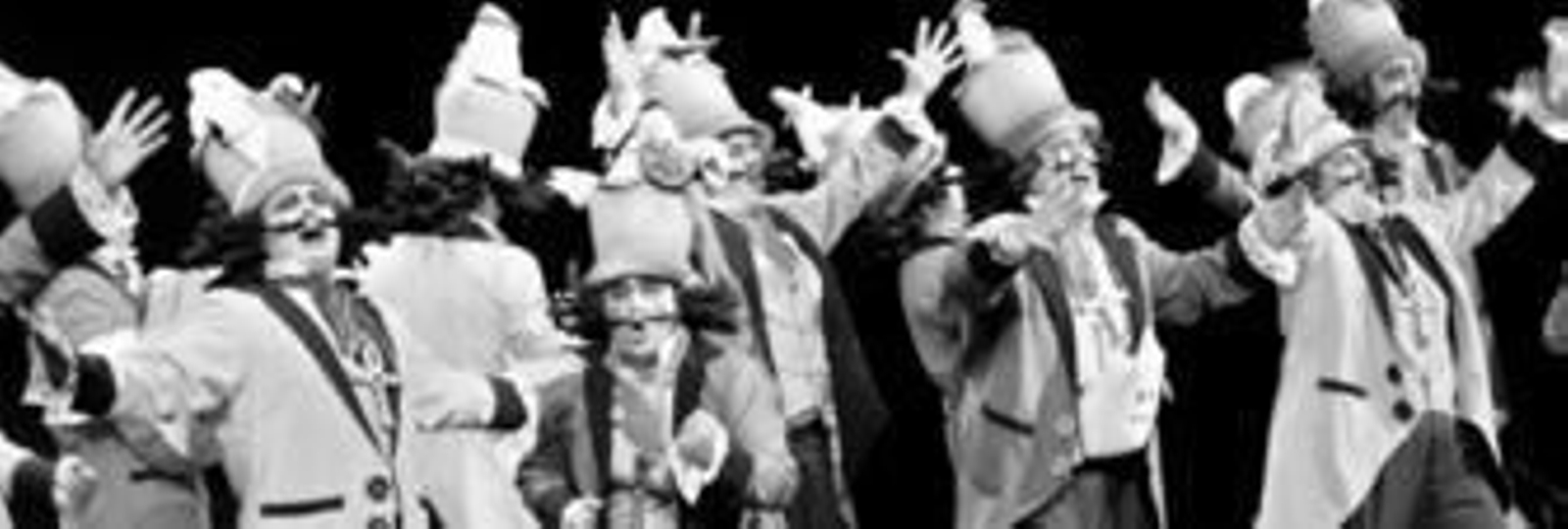 Los que lo llevan dentro, la chirigota de David Amaya Agüíto, vuelve a triunfar sobre las tablas del teatro y recibe el reconocimiento del jurado con el primer premio. Los que lo llevan dentro, la chirigota de David Amaya Agüíto, vuelve a triunfar sobre las tablas del teatro y recibe el reconocimiento del jurado con el primer premio.