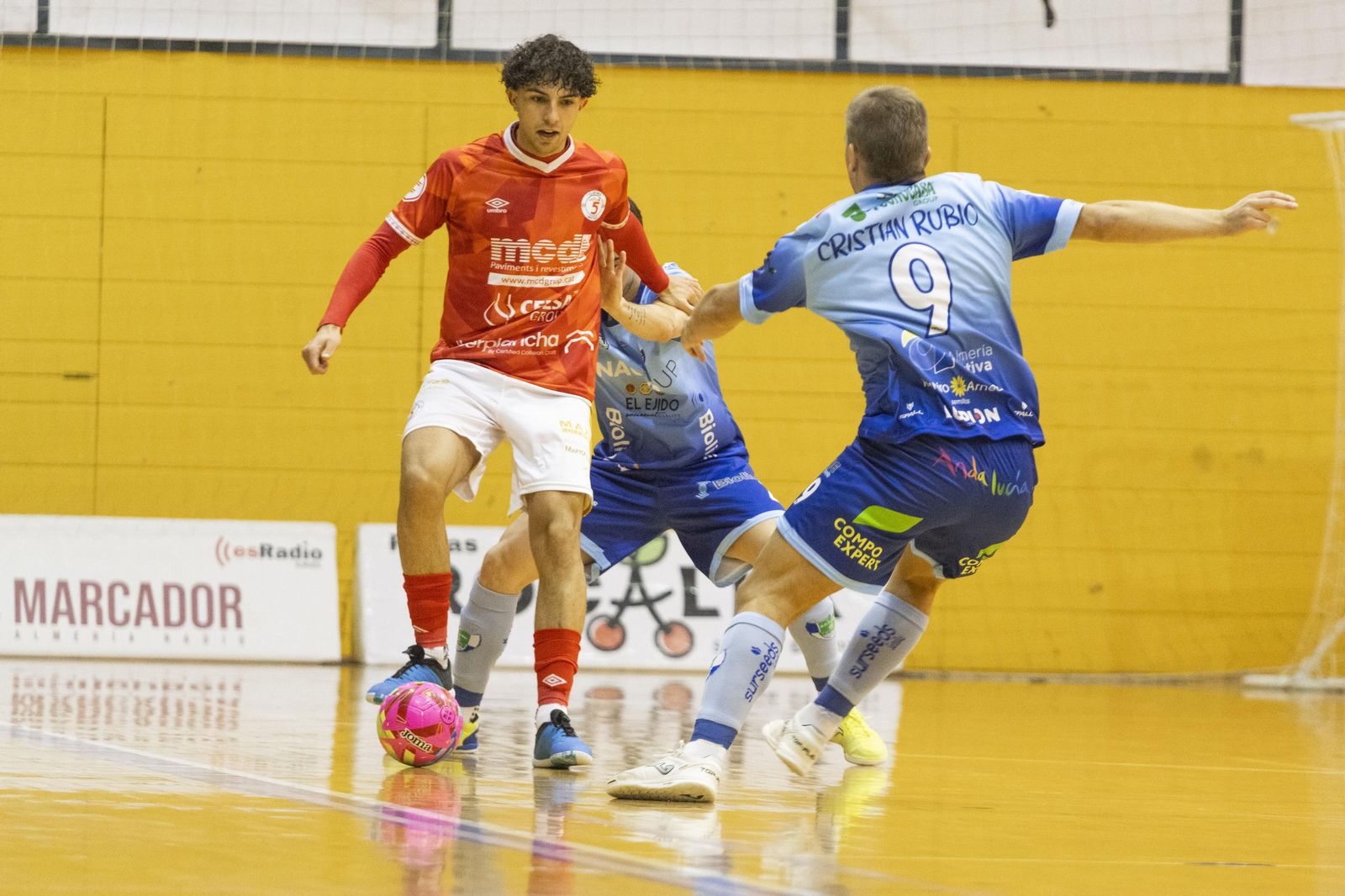 Cristian Rubio presiona a un rival durante una acción del encuentro frente al conjunto catalán.