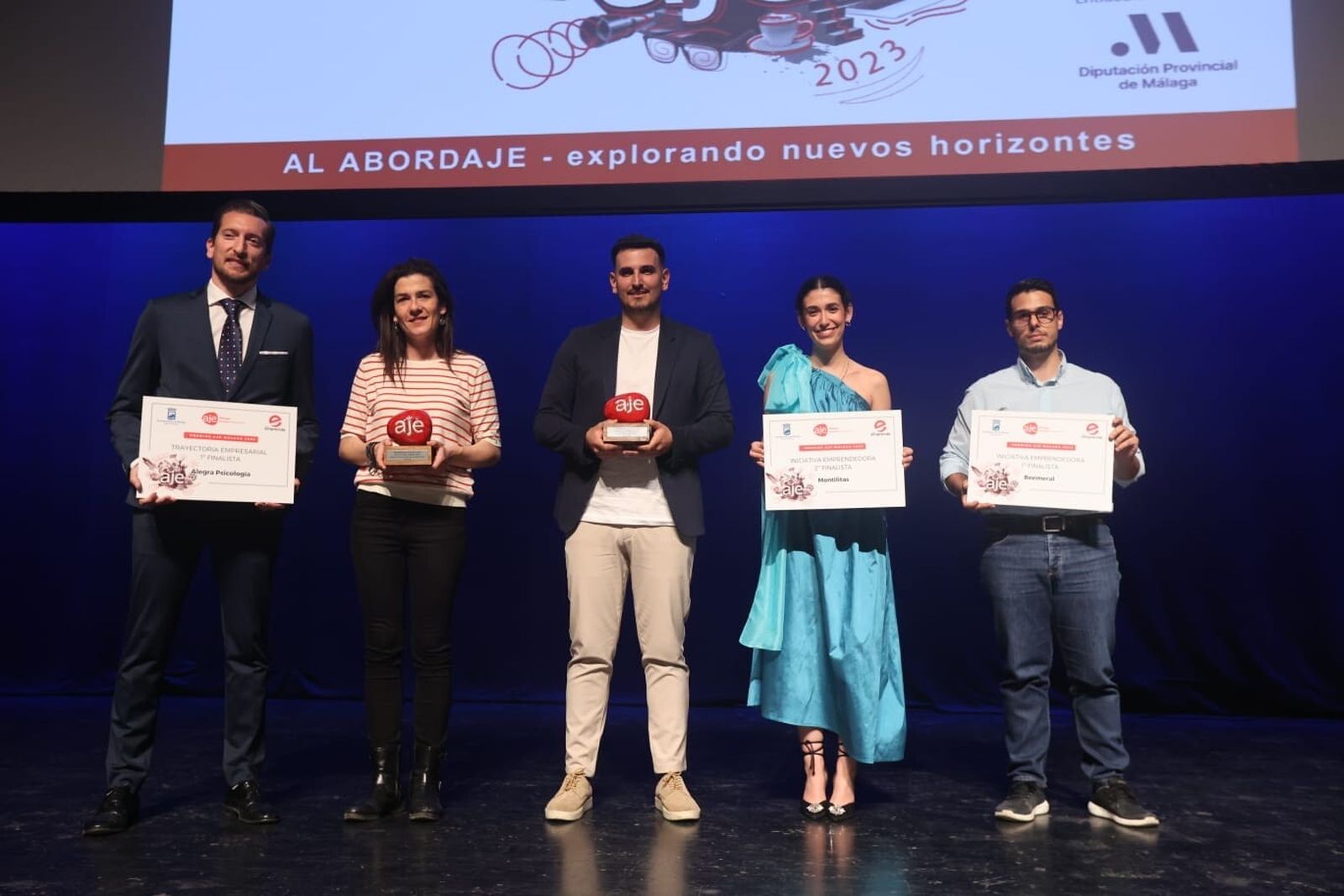Los premiados recogen su galardón durante la gala.