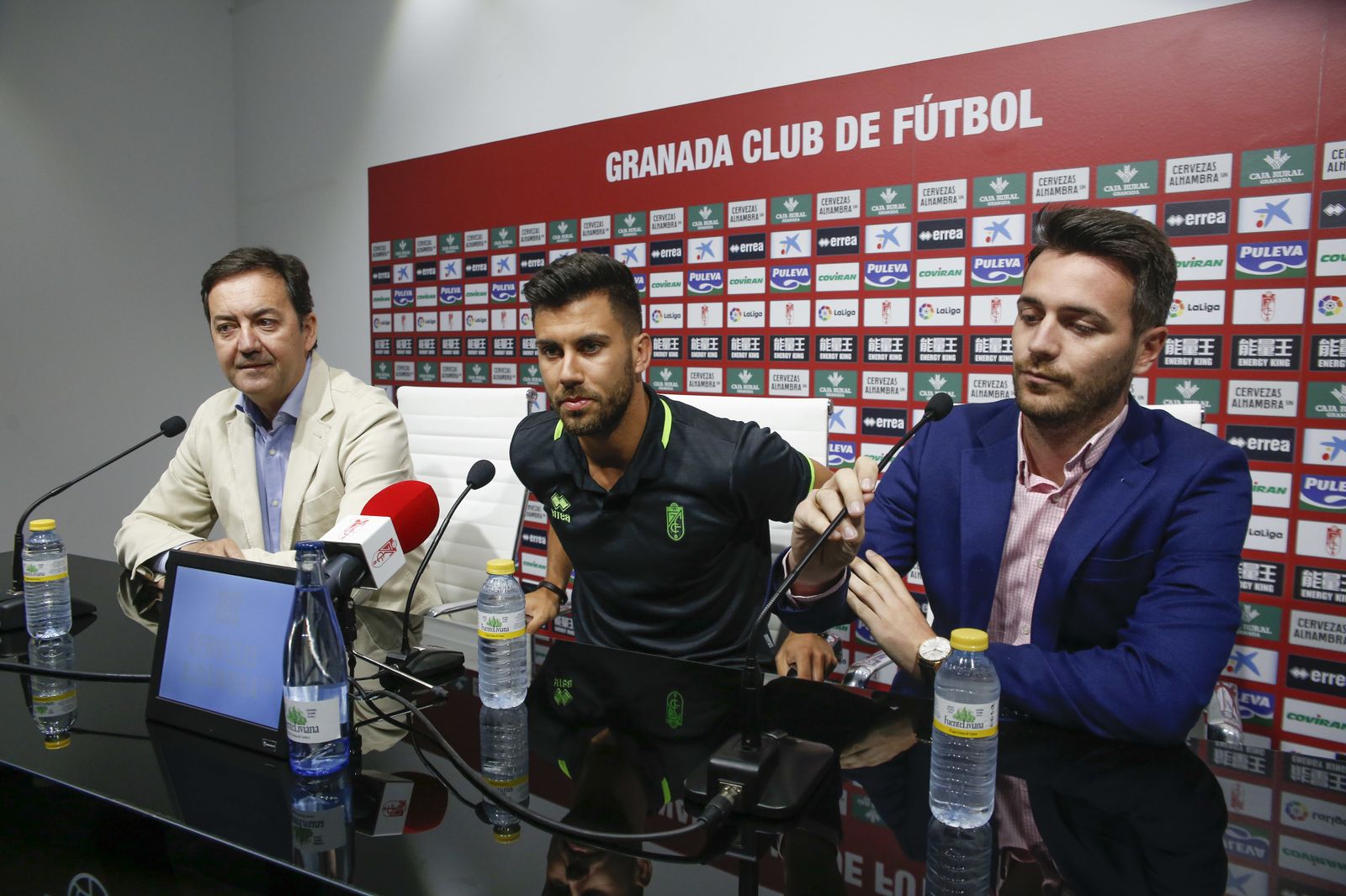 Fernández Monterrubio (izq.) y Fran Sánchez (dcha.) durante la presentación de Fede Vico.