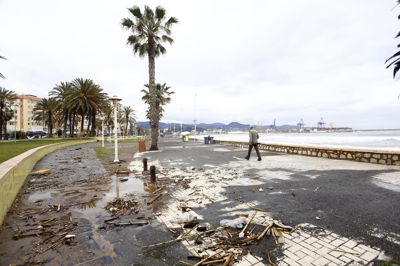 Las fotos de los efectos del temporal en las playas y paseos marítimos de Málaga