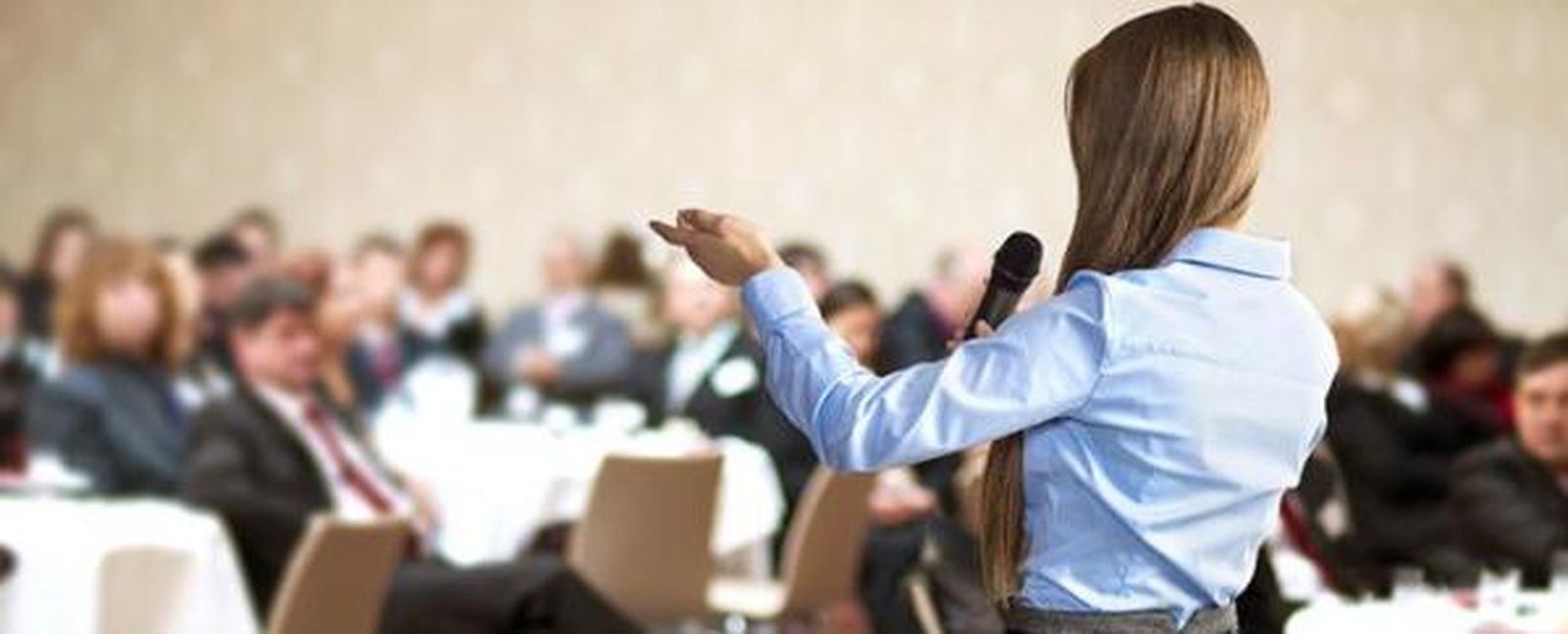 Mujer hablando en público.