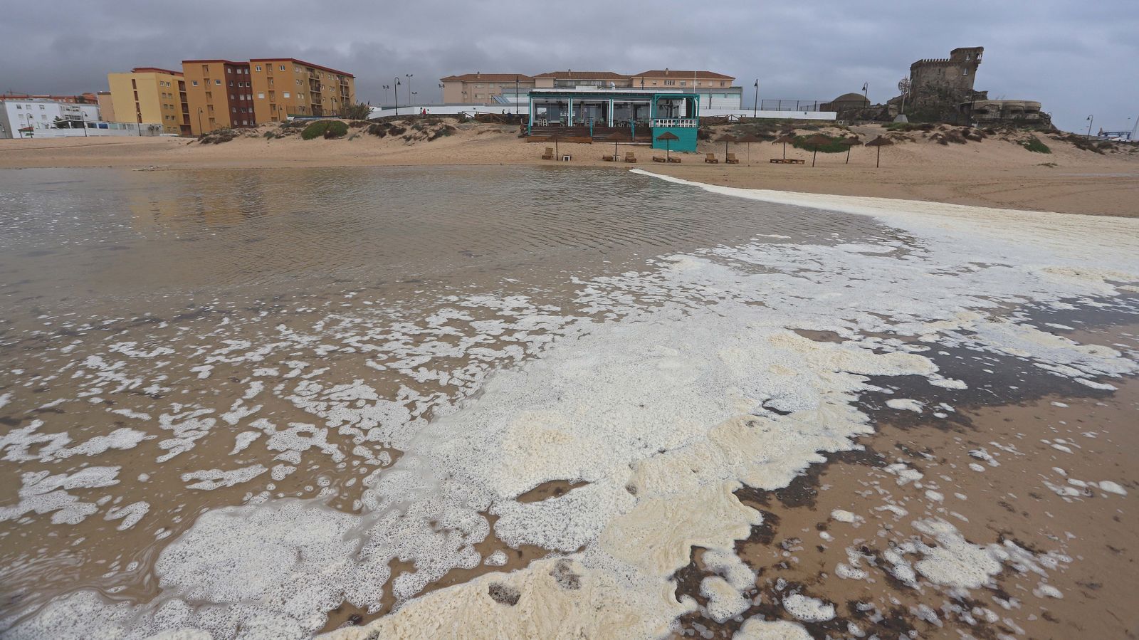 Fotos de la marea alta en la playa de Los Lances