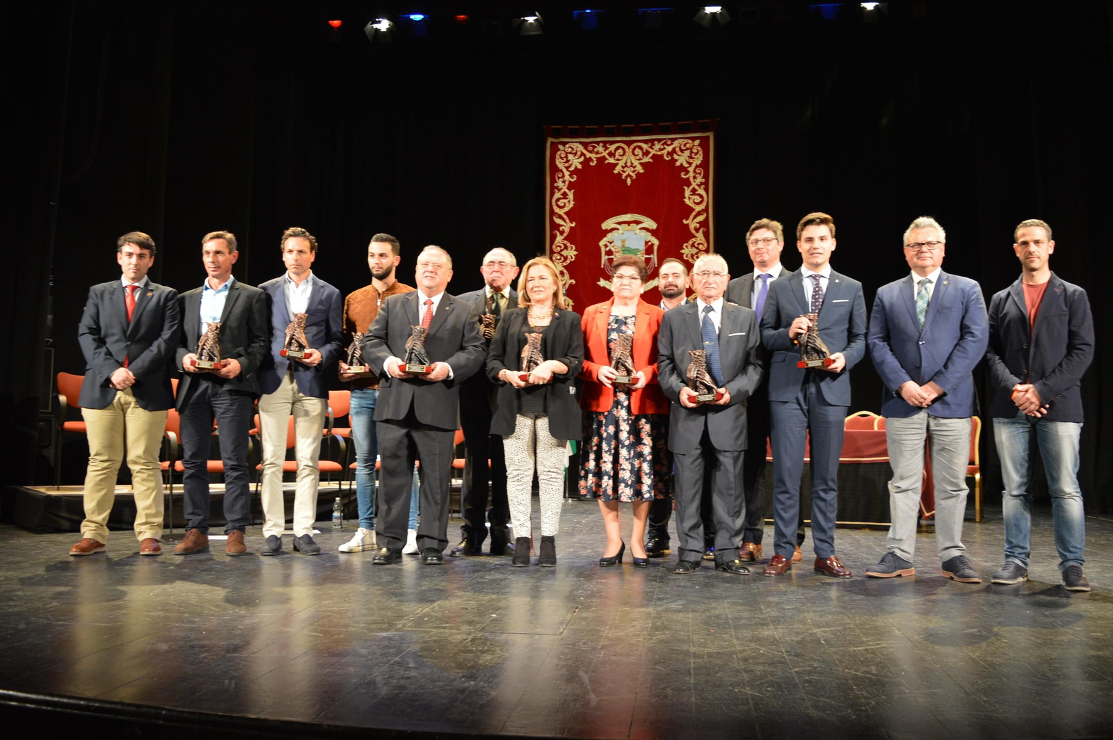Foto de familia de los galardonados en Puente Genil por el 28-F.