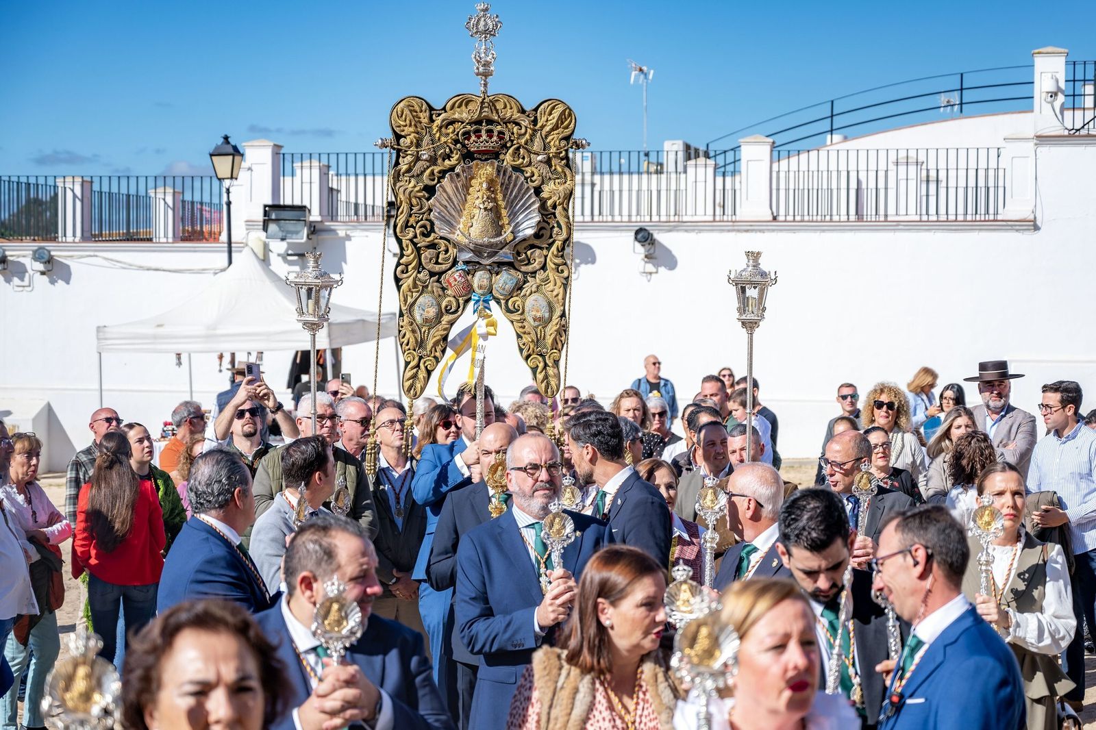 El simpecado entrando en la ermita.