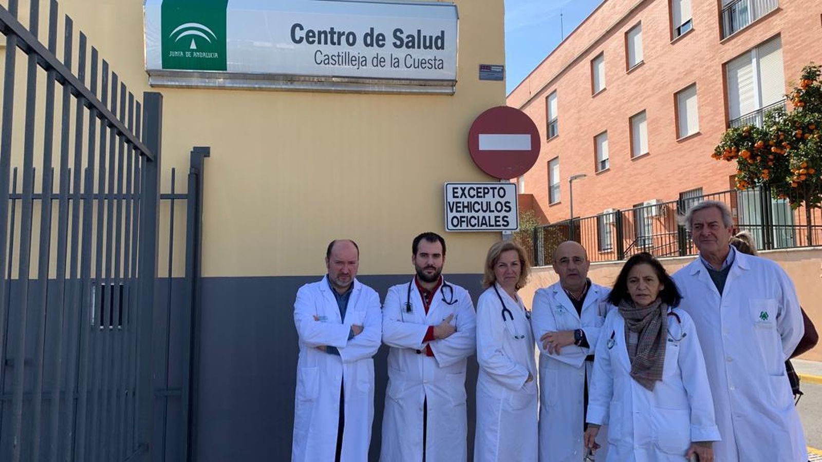 Especialistas de Atención Primaria durante la concentración hoy en Castilleja de la Cuesta.