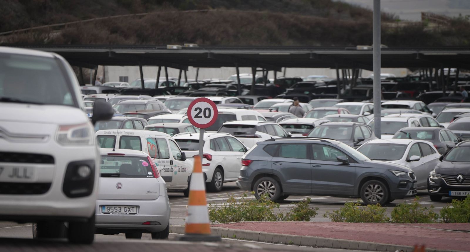 Imágenes de la gran afluencia de vehículos a los centros comerciales en Jerez