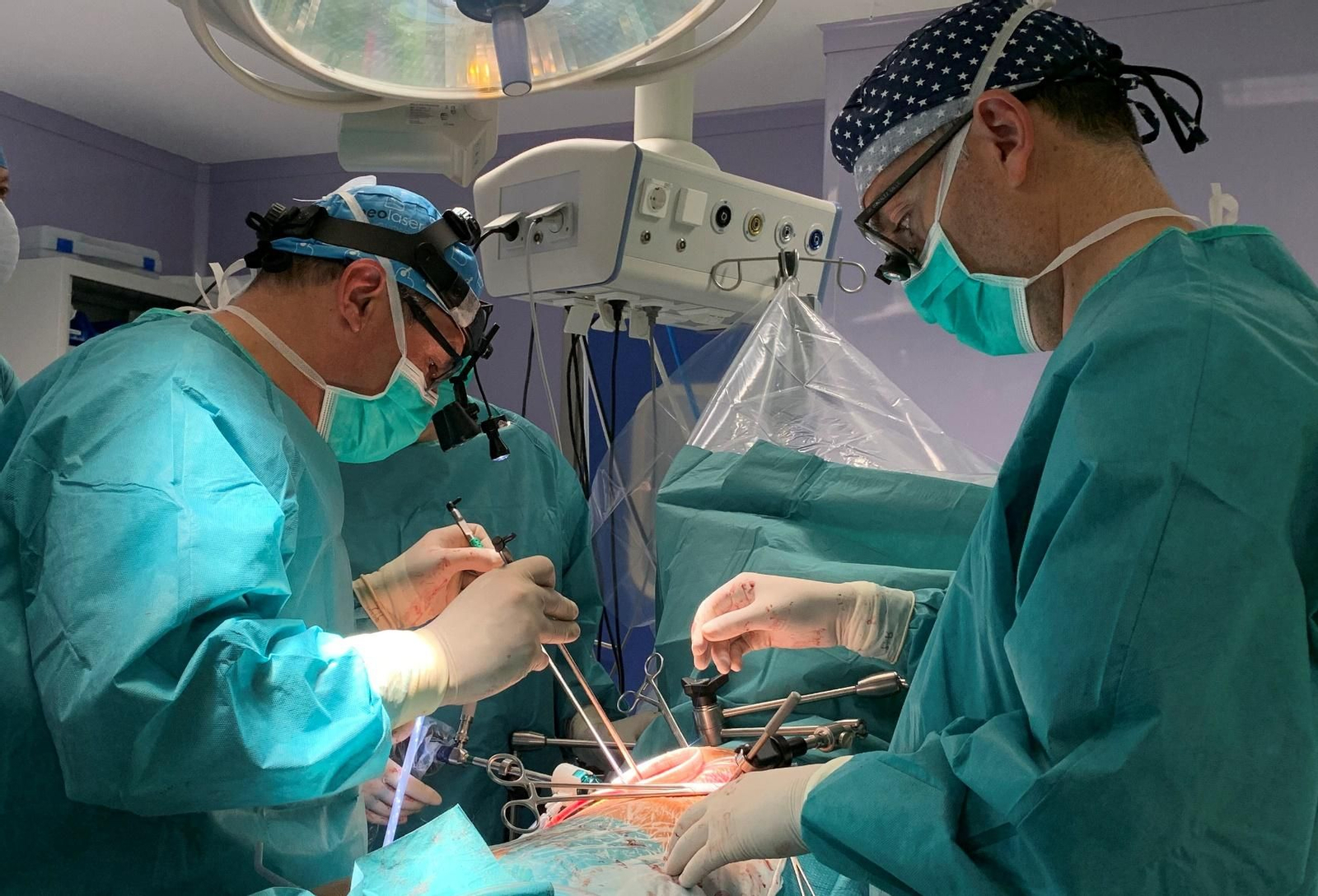 El equipo de Cirugía Cardiovascular del Hosputal Quirónsalud Sagrado Corazón durante una cirugía.