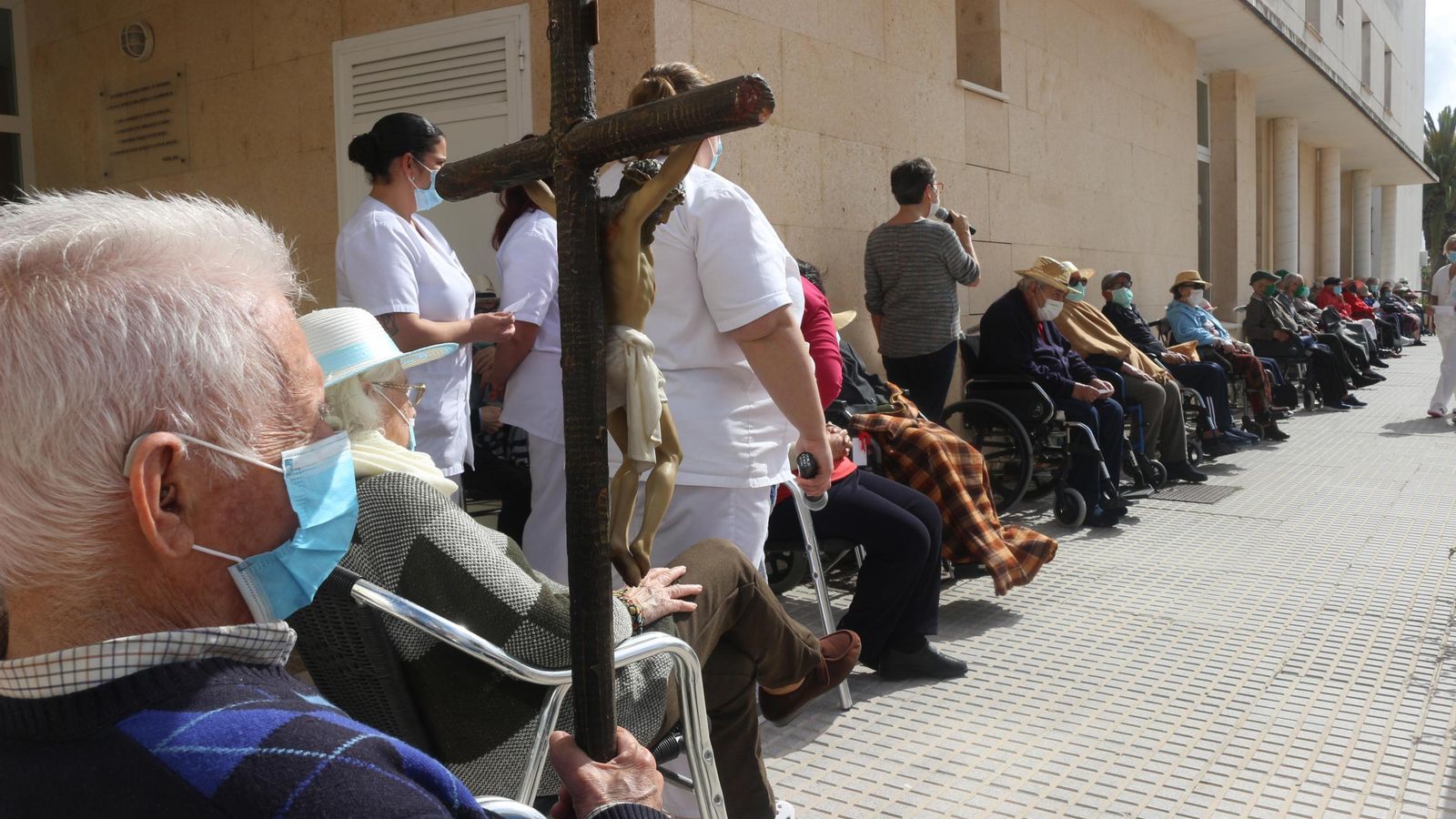 Vía Crucis en el porche de la Residencia Vedruna
