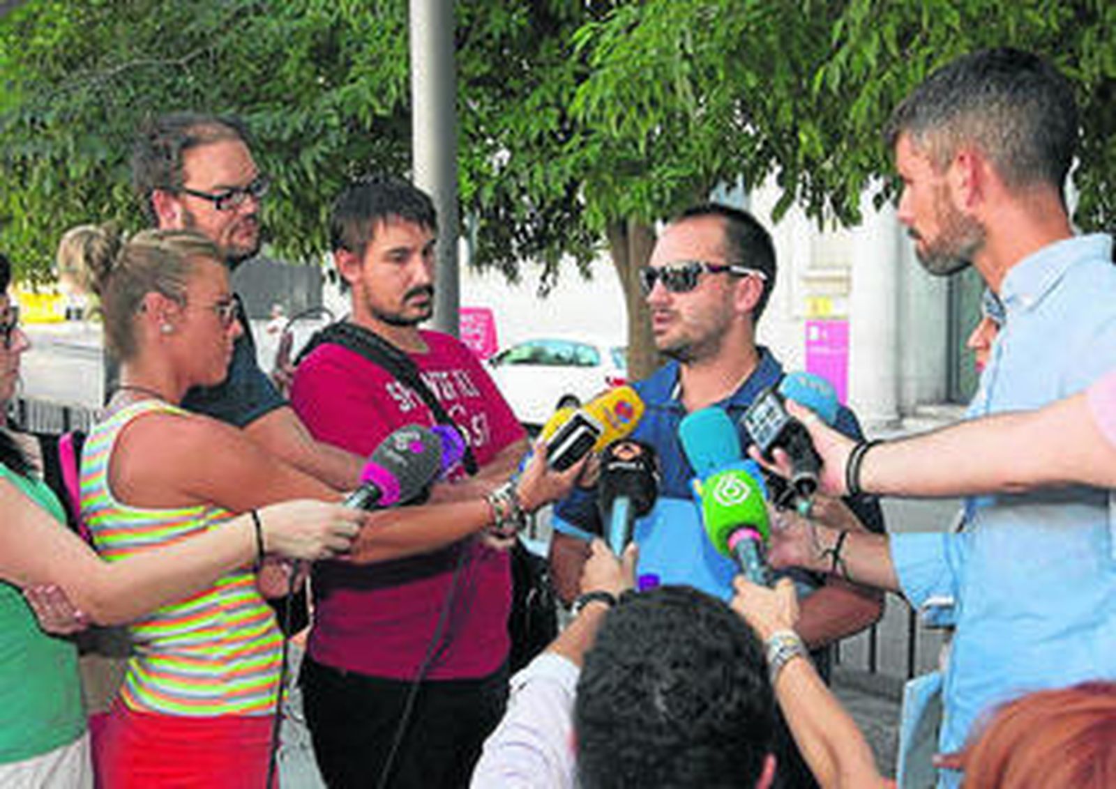 Javier Luis Chamón, primo de Laura del Hoyo, atendiendo a los medios.