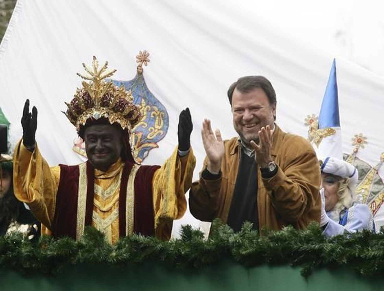 Antonio Rodríguez de la Borbolla (presidente del real Círculo de Labradores) como Baltasar saluda antes de salir la carroza.

Foto: Antonio Pizarro