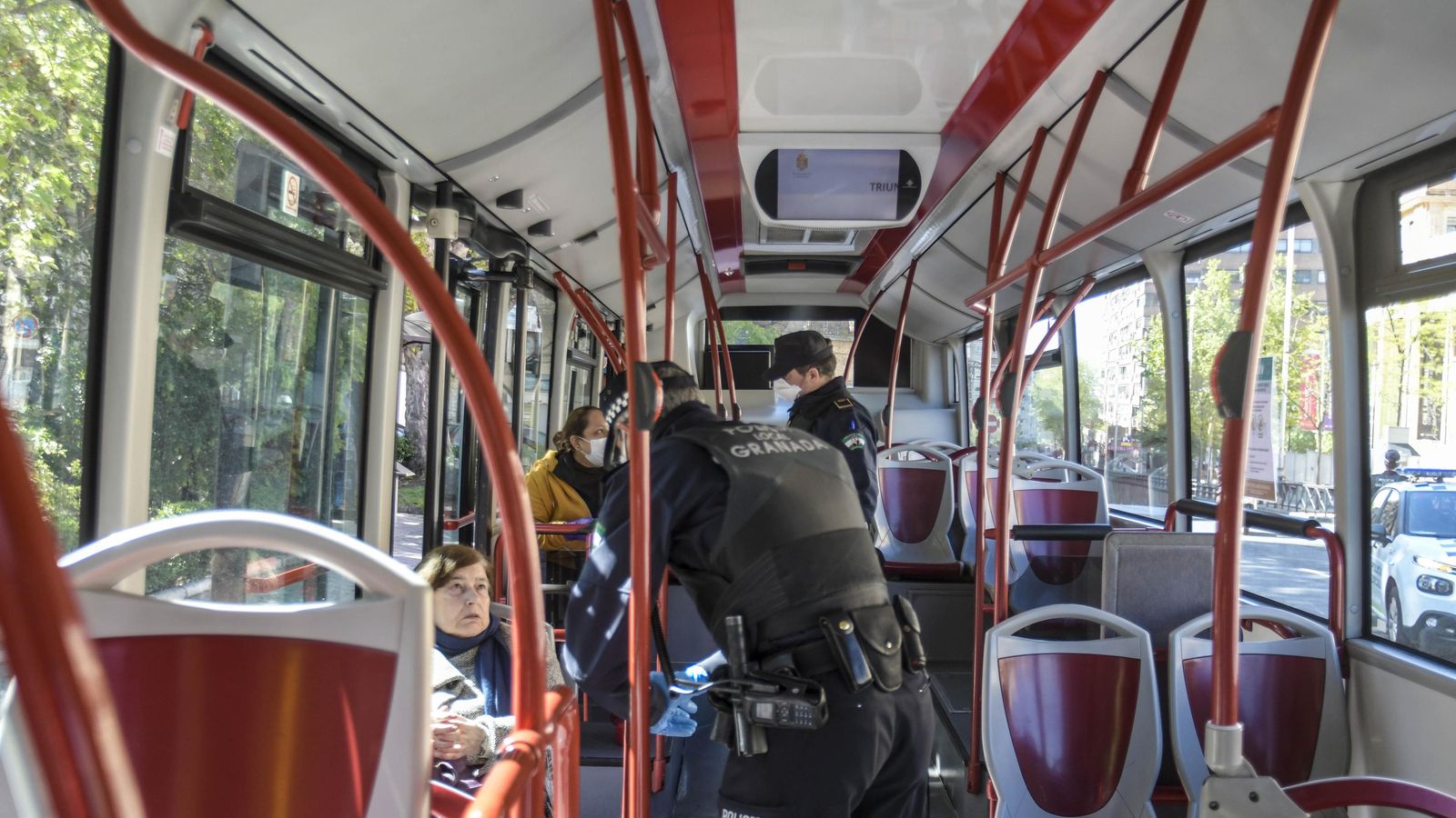 Control rutinario de la Policía Local dentro de un autobús de la Rober