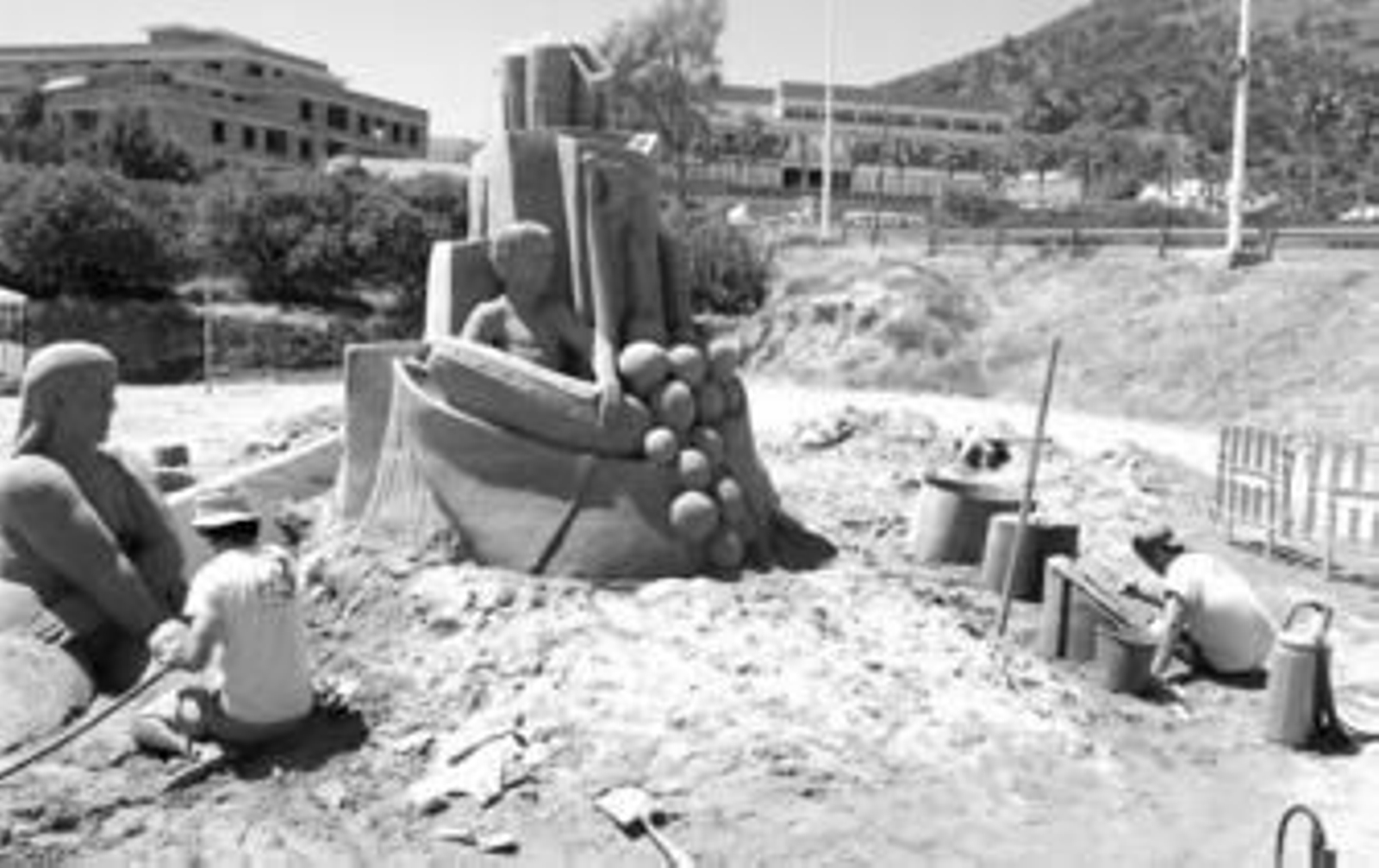 Sergi Ramírez a la izquierda y Jesús Salillas, a la derecha, trabajando ayer en la escultura realizada con arena en Alhama.