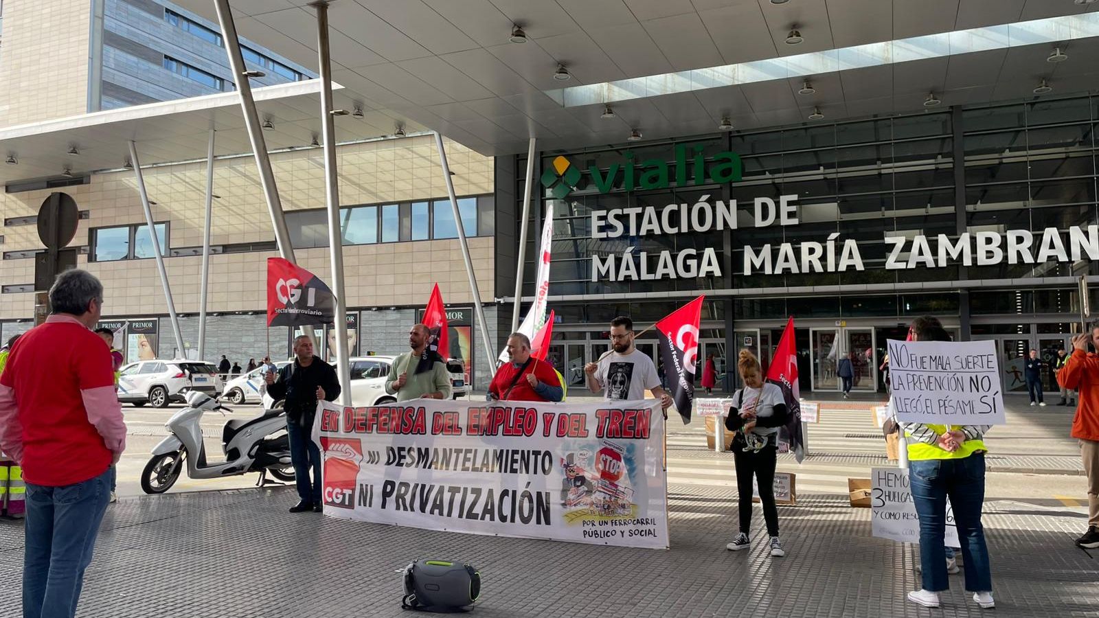 Concentración de CGT y Alferro en la Estación de María Zambrano, este miércoles
