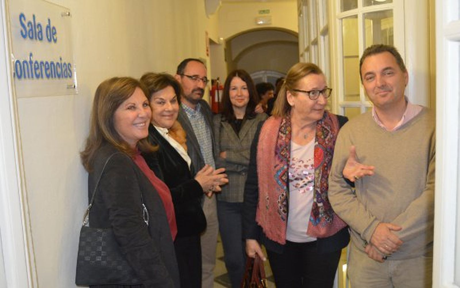 Auxi y Margarita Martínez de Salazar, José María Seoane, Victoria Vázquez, Carmen Sepúlveda y Felipe Garrido coincidieron en la presentación del libro, en la Fundación Cajasol.

Foto: Ignacio Casas de Ciria