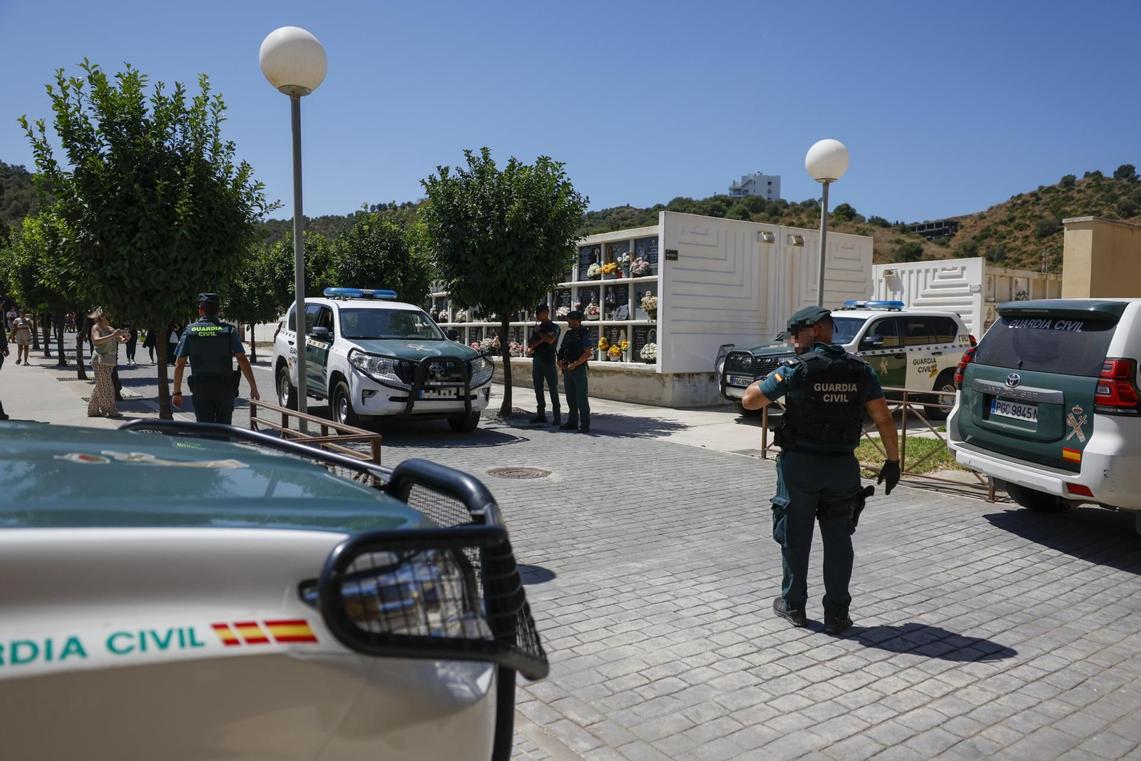 Agentes de la Guardia Civil vigilan el cementerio de Mijas durante el entierro del hombre tiroteado por un familiar que lo culpaba de la muerte de su padre.