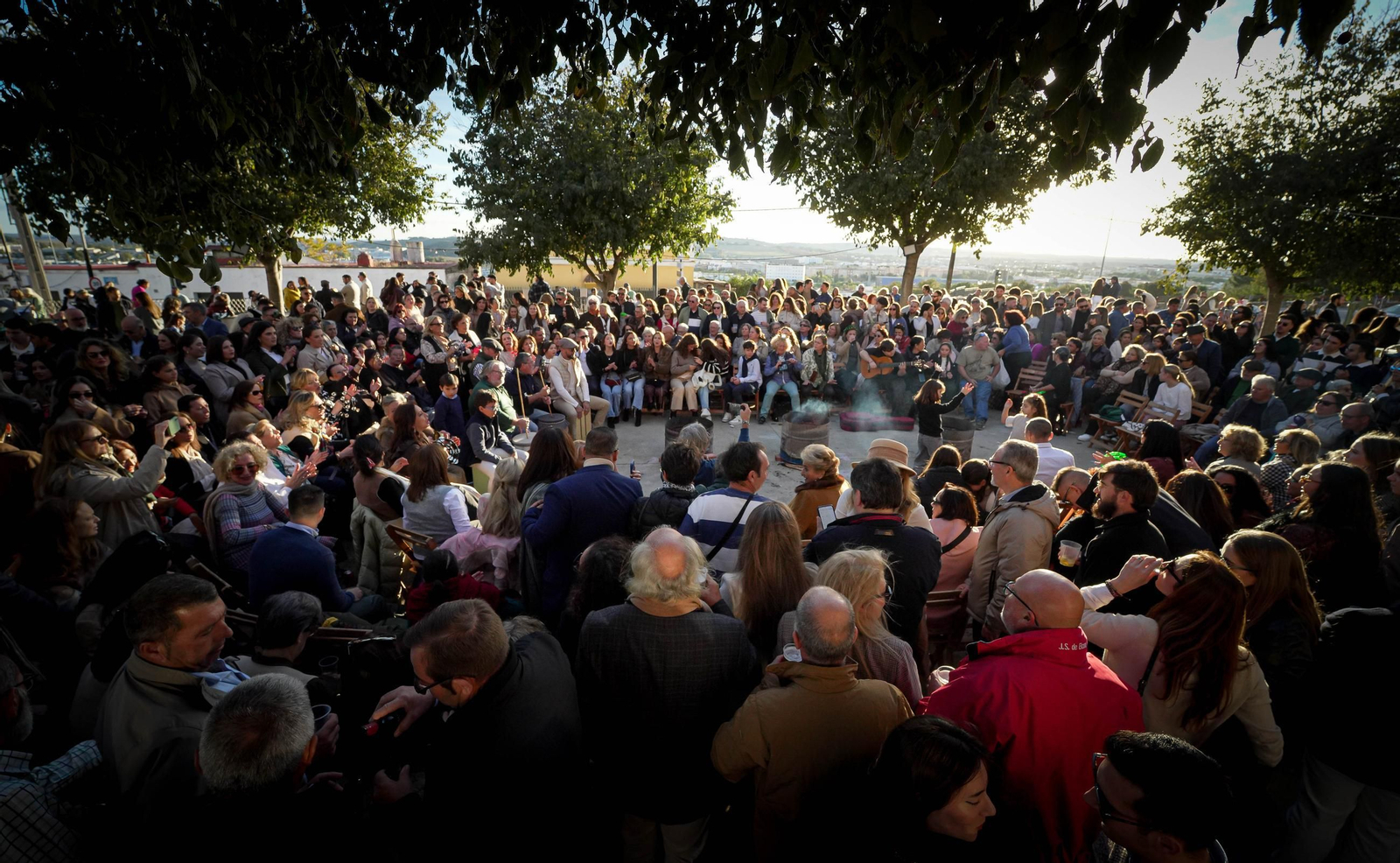 Imágenes del gran ambiente el primer día de zambombas en Jerez