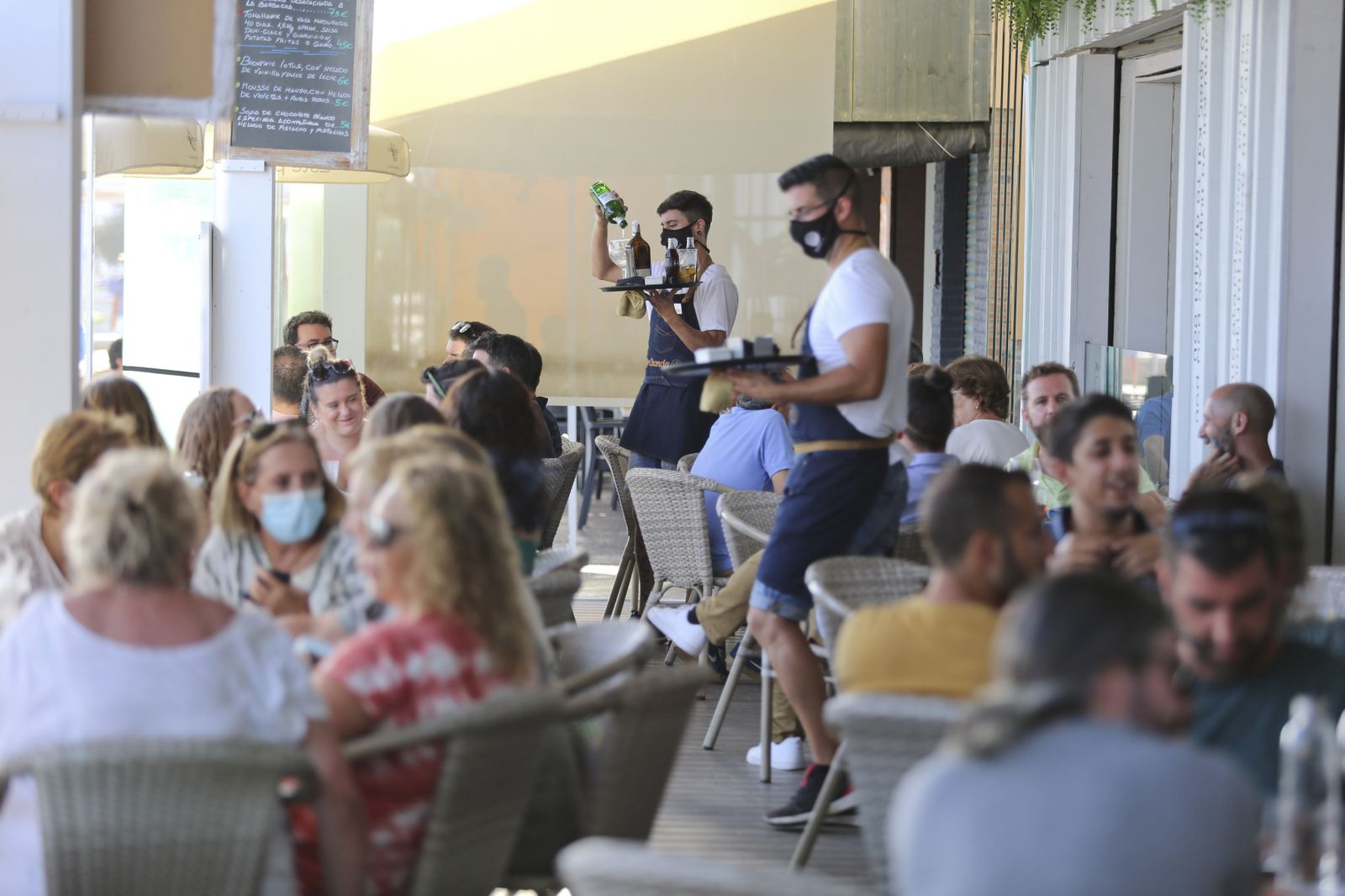 Así se está viviendo el verano del coronavirus en Pedregalejo. Fotos al atardecer