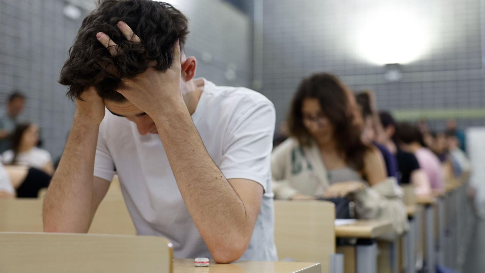 Estudiantes durante el primer examen | Imagen de archivo