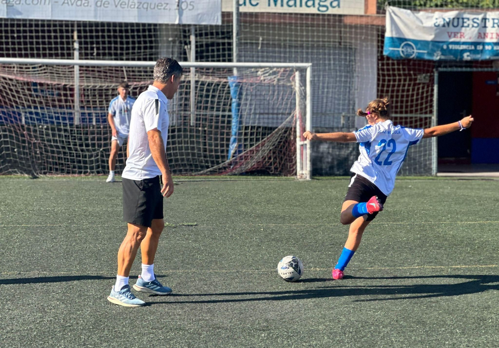 Leyendas del Málaga marcan un gol al cáncer infantil