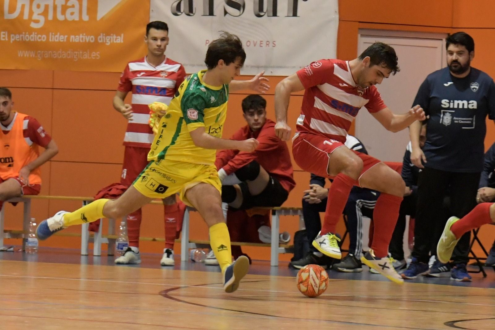 Una acción del partido entre el Sima Granada y el Jaén B