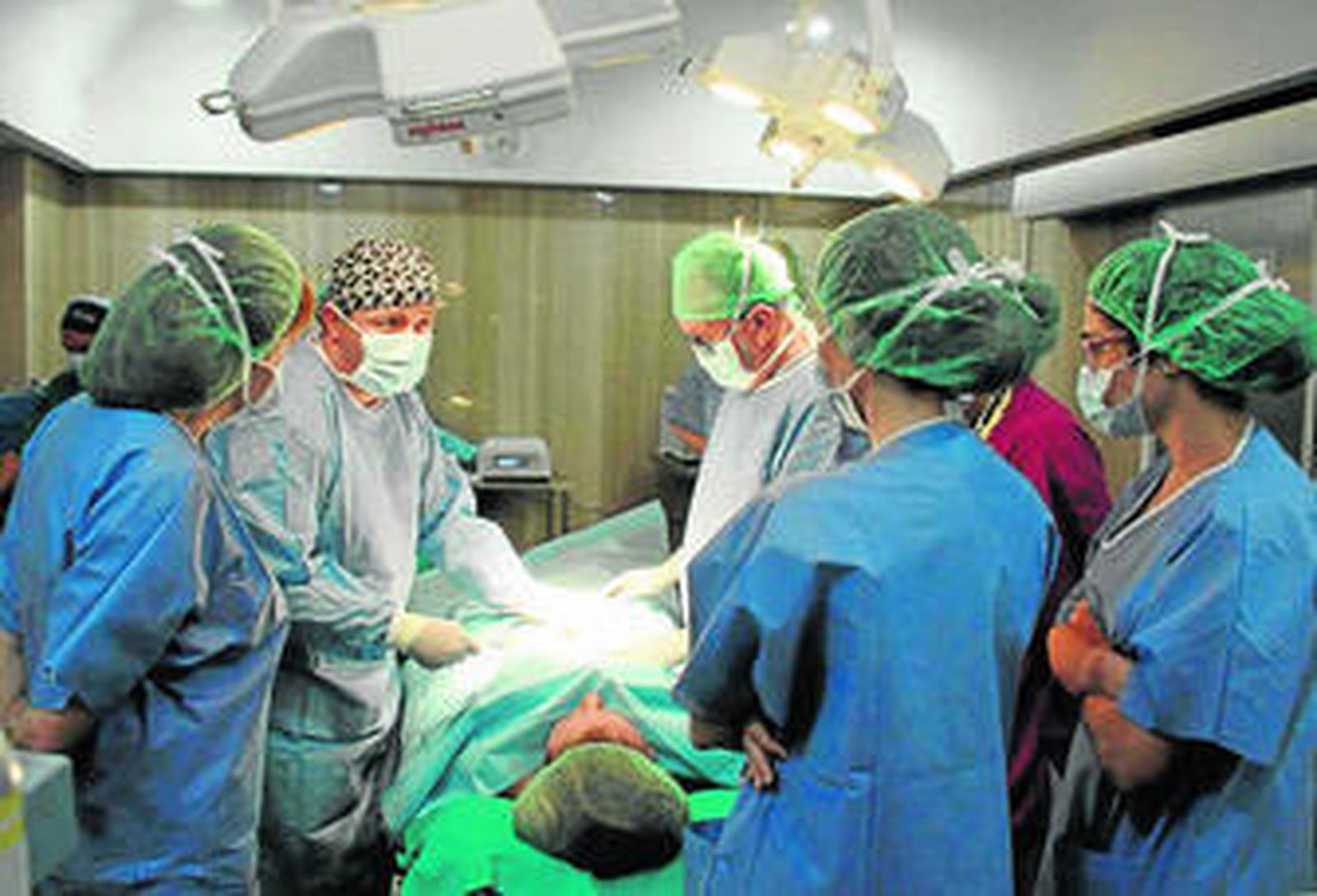 Un instante de la intervención en la Clínica La Salud.