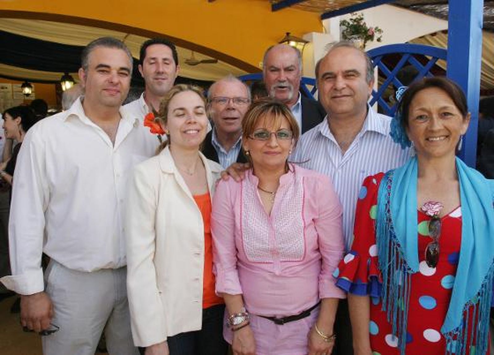La secretaria de Organización del PSOE local,Charo Cano, posa con miembros del partido IPJ, liderado por AntonioConde, a su lado en la fotografía.

Foto: Vanesa Lobo