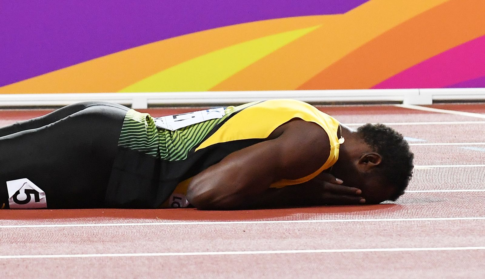 Bolt se lamenta tras su lesión.