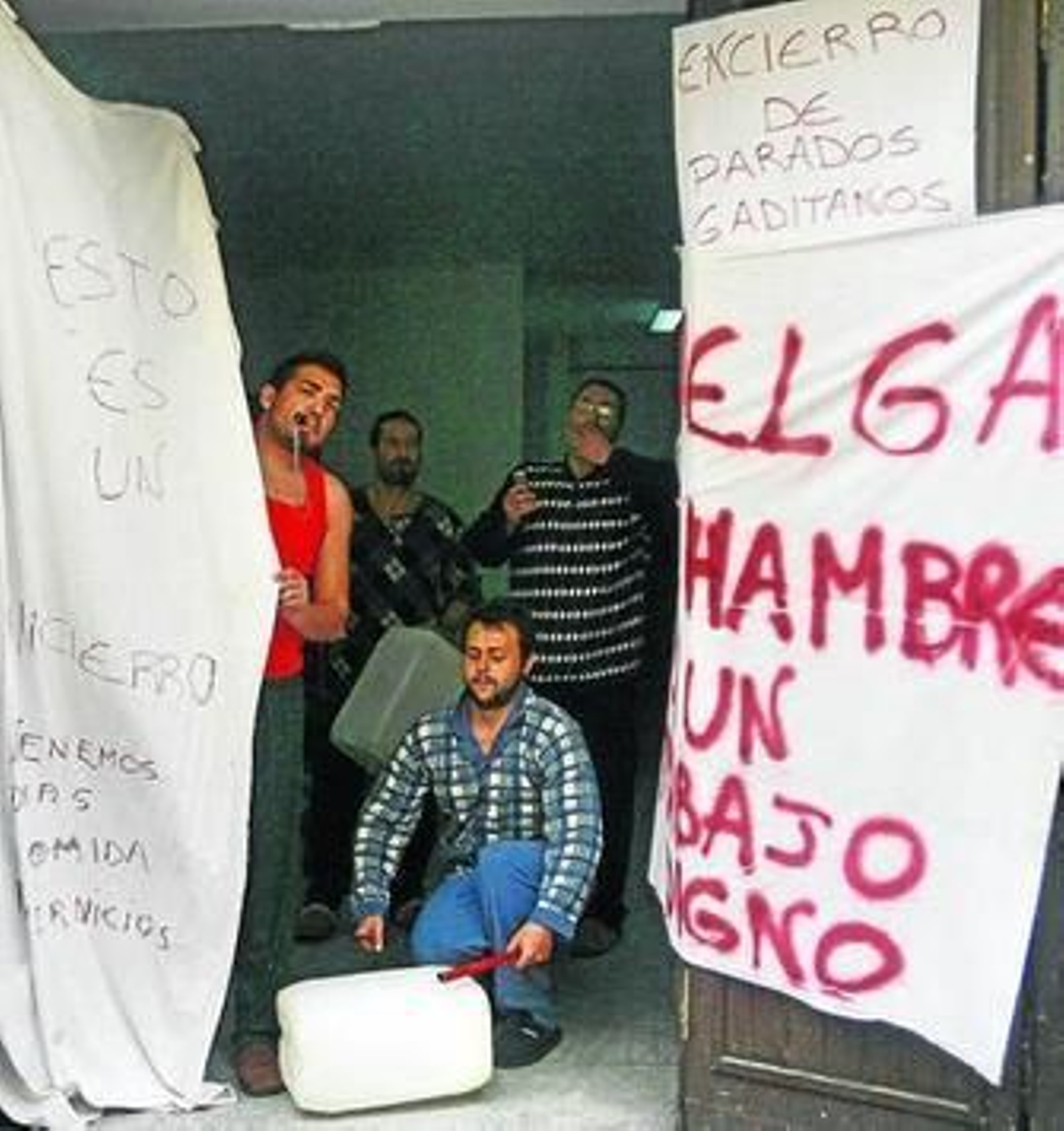 Los parados se concentran cada mañana frente al Ayuntamiento.