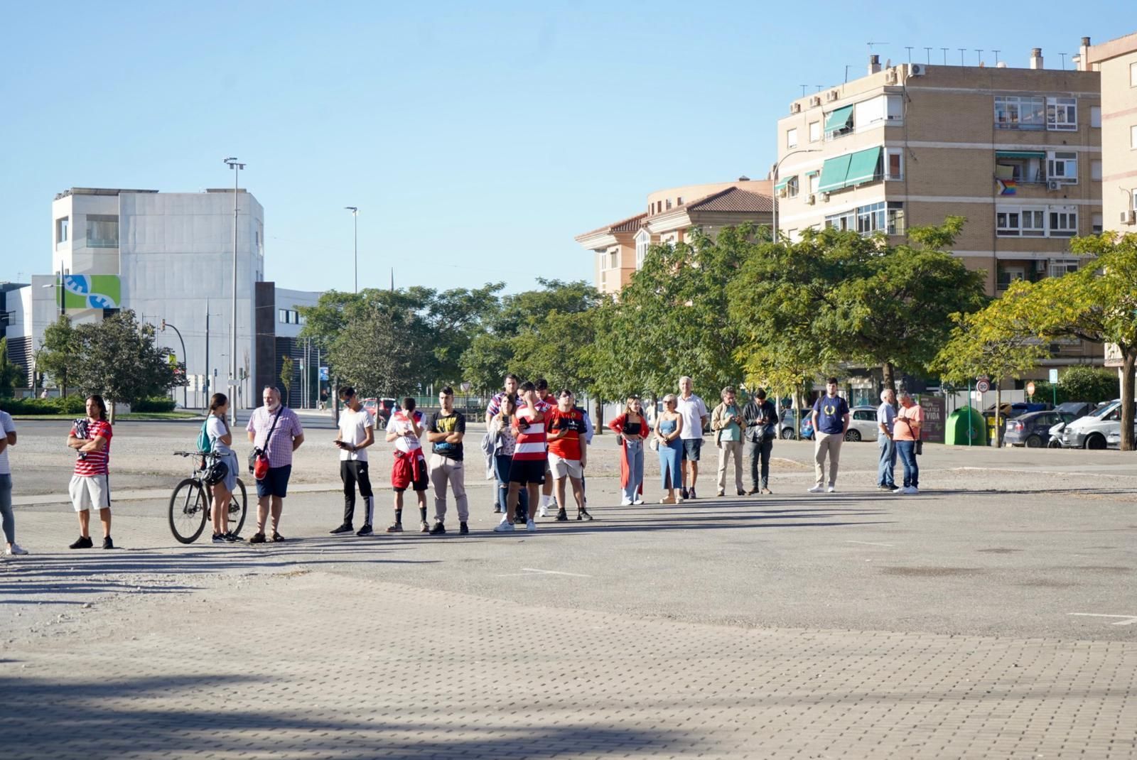 Imágenes de las colas de la afición del Granada CF
