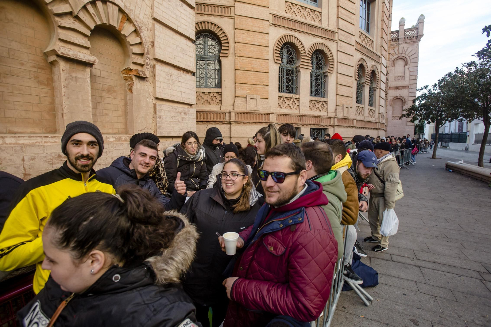 Imagen de las colas en el Falla para la compra de entradas para preliminares.