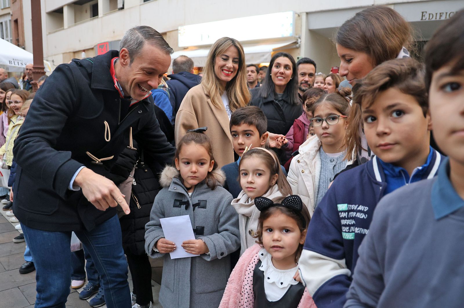 Imágenes del Heraldo Real anunciando la llegada de los Reyes Magos a Huelva
