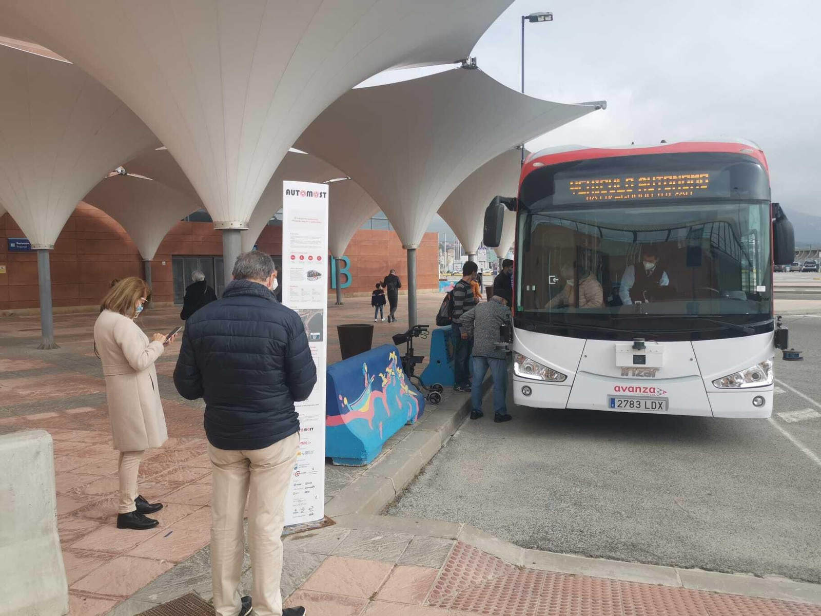 El autobús en la parada de la Terminal de Cruceros.