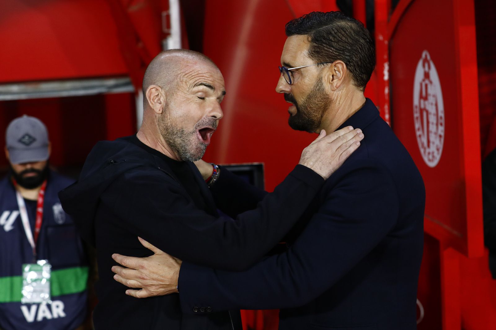 Bordalás y Paco López se saludan antes del partido