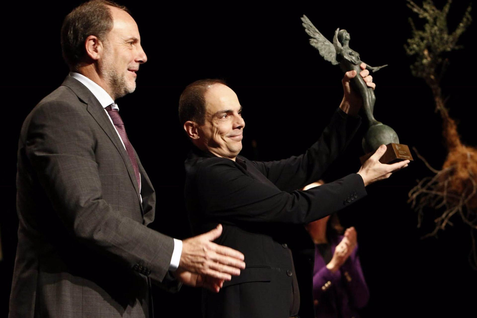 Alberto Conejero recogiendo el premio.