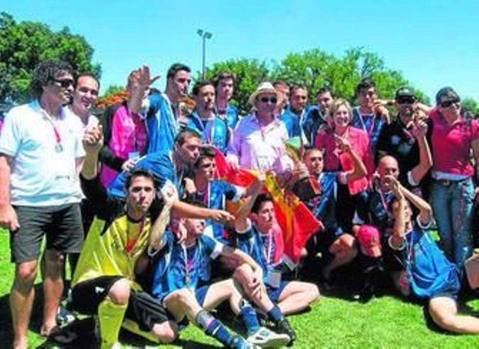 El banquero Emilio Botín entregó el trofeo de subcampeones a la UAL.