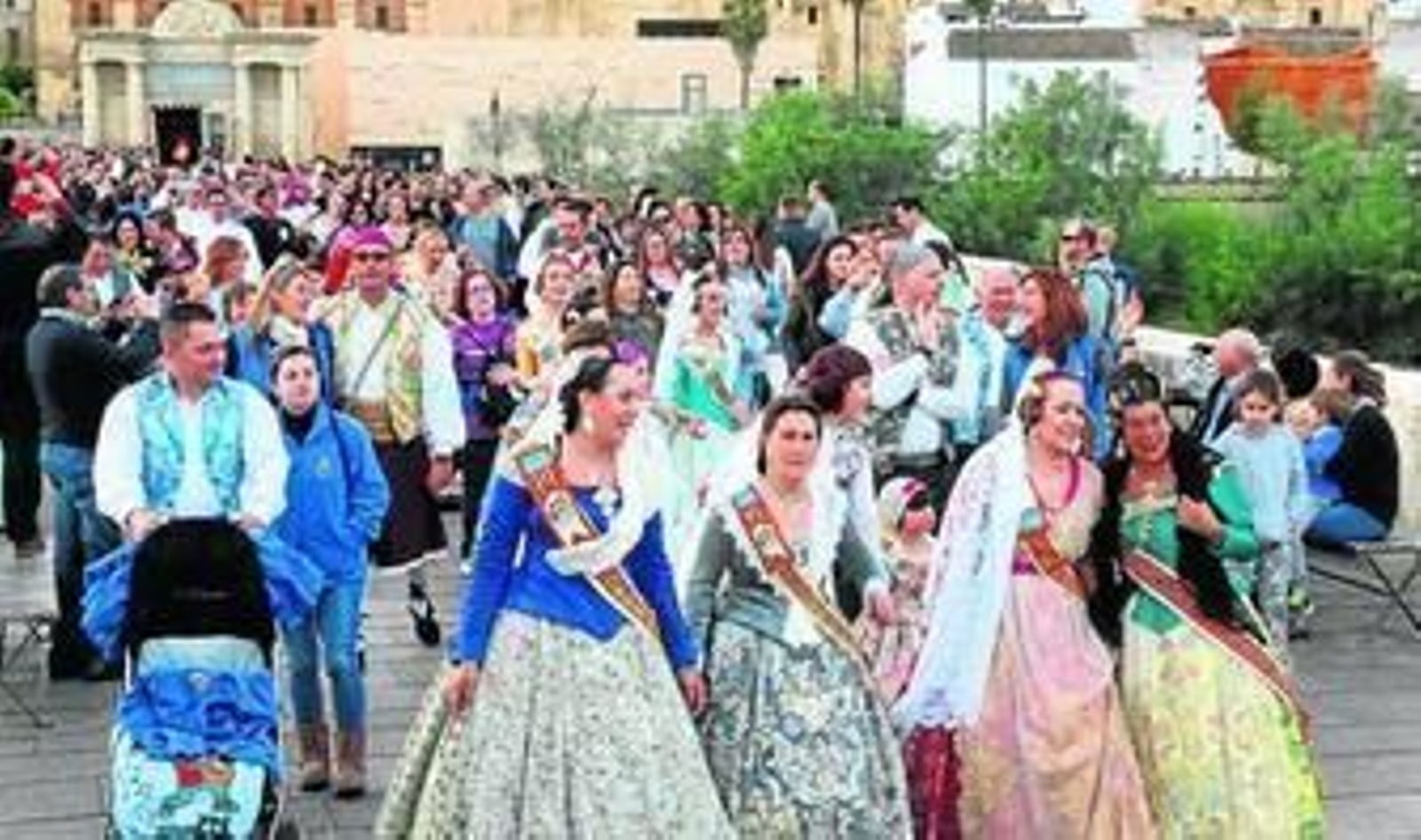 Pasacalles fallero desde la Mezquita-Catedral camino de El Arenal.