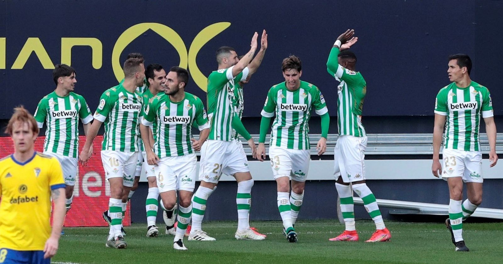 Los jugadores del Betis celebran el gol.