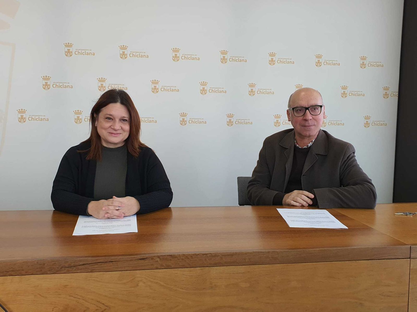 La delegada municipal de Cultura, Susana Rivas, y el director del Museo de Chiclana, Jesús Romero, durante la rueda de prensa.