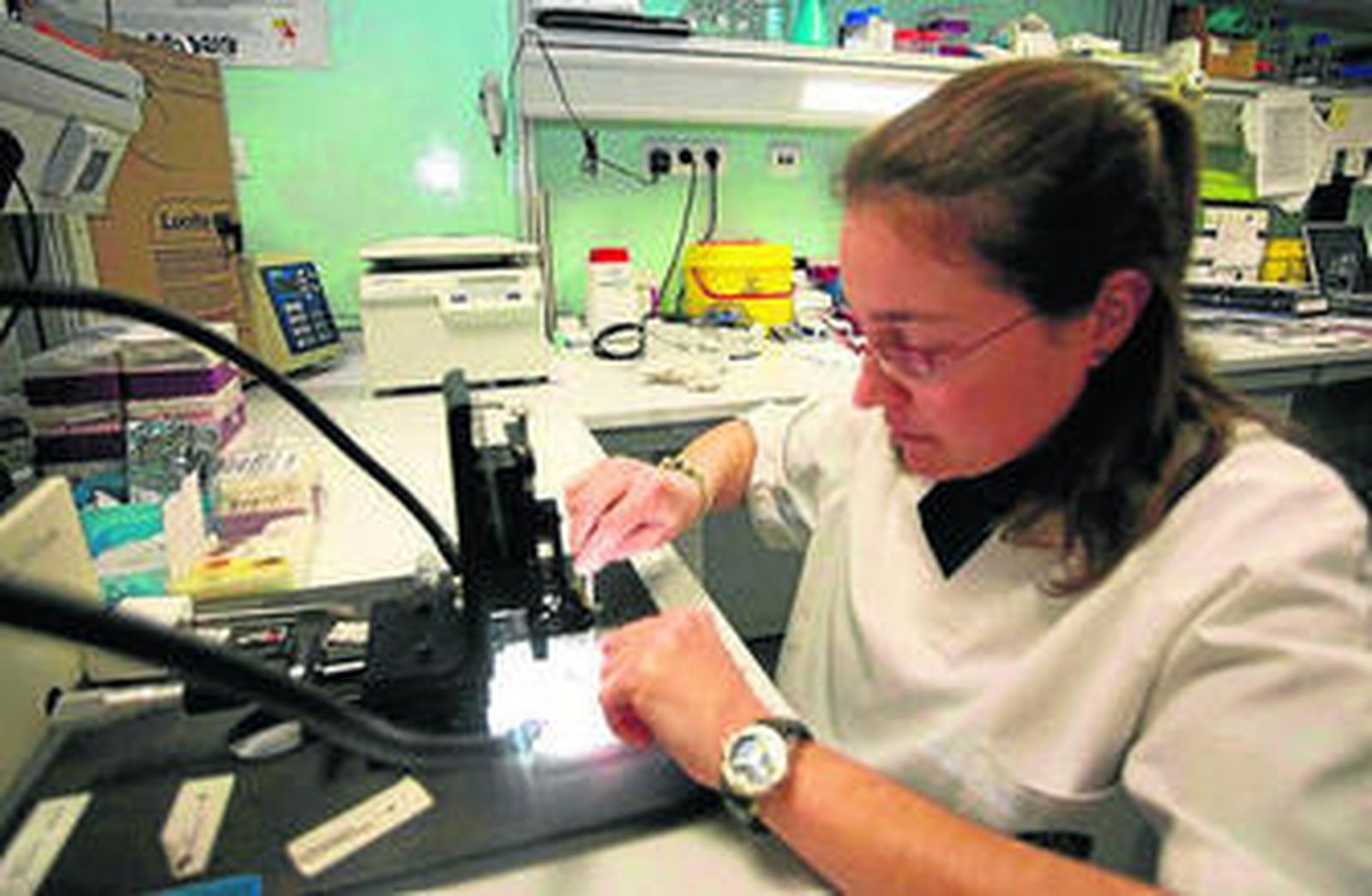 Una investigadora de un centro sanitario malagueño, en una imagen de archivo.