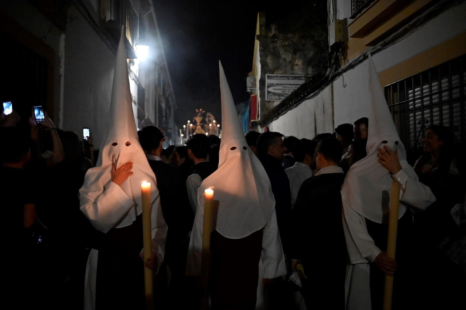 El Señor de la Salud da luz al Jueves de Pasión en Córdoba, en imágenes